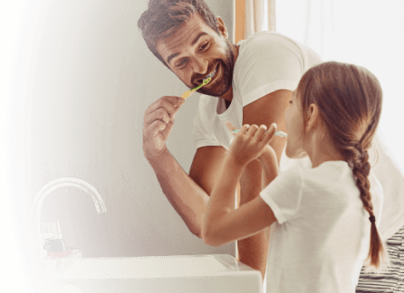 Папа с дочкой чистят зубы